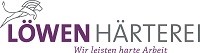 Ein stilisierter Löwenkopf in Bewegung links neben dem Unternehmensnamen „LÖWEN HÄRTEREI“ in Großbuchstaben. Der Schriftzug ist in lila und grau gehalten. Darunter der Slogan „Wir leisten harte Arbeit“ in einer eleganten, kleineren Schrift.