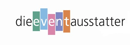 Das Logo von „die eventausstatter“ zeigt den Firmennamen in einer modernen, schwarzen, serifenlosen Schrift. Das Wort „event“ ist besonders hervorgehoben: Jeder Buchstabe steht auf einem vertikalen, farbigen Balken in Grün, Blau, Rosa, Lila und Orange. Das Design wirkt kreativ und lebendig, passend zur Eventbranche.
