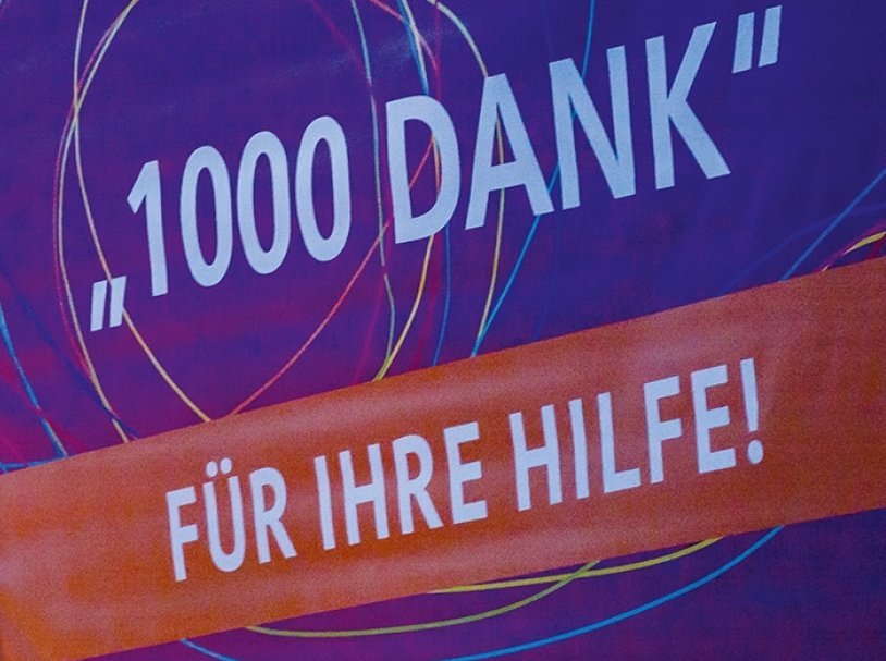 Ein Dankeschönplakat vor der beleuchteten VW-Arena in Braunschweig