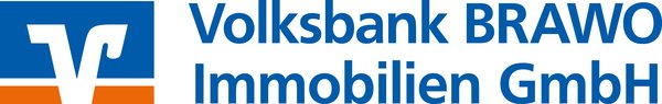 Das Bild zeigt das Logo der Volksbank BRAWO Immobilien GmbH. Der Schriftzug ist in blauer Schrift gehalten, links daneben findet sich das blau-orange Logo der Volks- und Raiffeisenbanken.