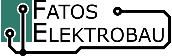 Logo der Firma Fatos Elektrobau. Der Schriftzug „FATOS ELEKTROBAU“ ist in schwarzer Großschrift dargestellt, stilisiert als Leiterplatte mit Kreisen und Linien, die elektronische Verbindungen symbolisieren. Links hinter dem Text ein grünes Rechteck, in das Leiterbahnen integriert sind.