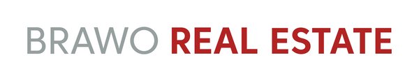 Logo der Firma BRAWO Real Estate mit grauem und rotem Text.