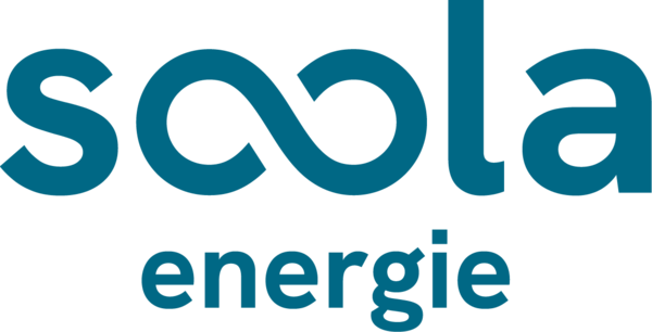 Logo der Sinaki GmbH mit dem Schriftzug "saola energie", das Unendlichkeitssymbol als Teil des Buchstabens "o".