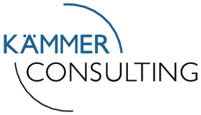 Logo von Kämmer Consulting mit dem Schriftzug "KÄMMER" in Blau und "CONSULTING" in Schwarz, umgeben von zwei halbkreisförmigen Linien.