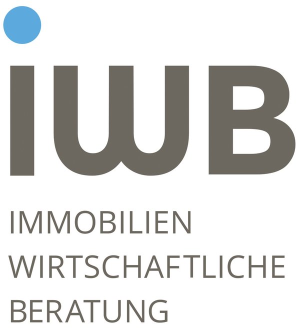 Das Bild zeigt das Logo der iwb. Dabei ist der i-Punkt in hellblau, der restliche Text in einem dunklen grau gehalten. Unter "iWB" sind untereinander die Worte "Immobilien", "Wirtschaftliche" und "Beratung" geschrieben.