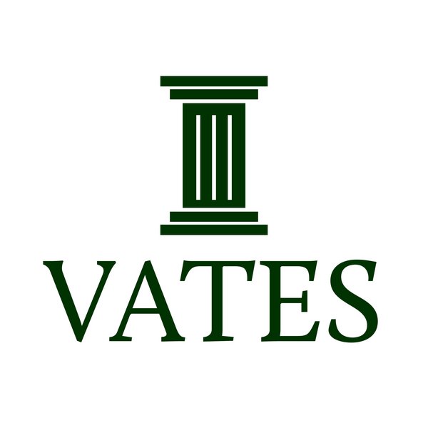 Das Logo von „VATES“ zeigt eine stilisierte, grüne Säule im klassischen antiken Stil mit einem breiten Sockel und Kapitell. Unterhalb der Säule steht der Schriftzug „VATES“ in einer kräftigen, serifenbetonten, grünen Schrift. Das Design vermittelt Stabilität, Tradition und Kompetenz.