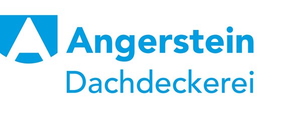 Das Logo der Firma „Angerstein Dachdeckerei“ zeigt ein stilisiertes, weißes „A“ in einem blauen Schild oder Hausdach-Symbol. Rechts daneben steht der Firmenname „Angerstein“ in kräftiger, blauer Schrift. Darunter befindet sich das Wort „Dachdeckerei“ in einer kleineren, ebenfalls blauen Schrift. Das Design vermittelt Professionalität und den Bezug zum Dachdeckerhandwerk.