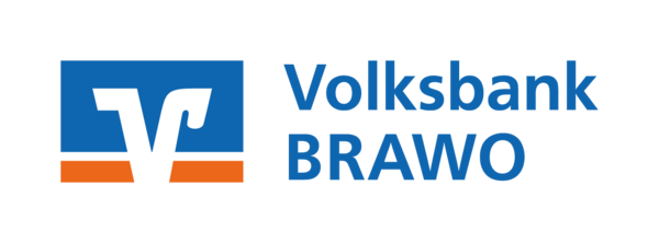 Das Logo zeigt das stilisierte „VR“-Symbol der Volksbanken in Weiß, eingebettet in ein blaues Quadrat mit einem orangefarbenen Streifen am unteren Rand. Rechts daneben steht der Schriftzug „Volksbank BRAWO“ in blauer, moderner Schrift, wobei „BRAWO“ in einer etwas kräftigeren Schriftart hervorgehoben ist. Die Farbkombination aus Blau, Weiß und Orange verleiht dem Logo ein frisches und professionelles Erscheinungsbild.
