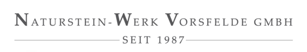 Der Unternehmensname „Naturstein-Werk Vorsfelde GmbH“ ist in einer eleganten, klassischen Serifenschrift gehalten. Die Anfangsbuchstaben „N“, „W“ und „V“ sind etwas größer und hervorgehoben. Unterhalb des Namens befindet sich eine feine, waagerechte Linie, unter der der Schriftzug „SEIT 1987“ steht, ebenfalls von zwei feinen Linien eingerahmt. Die Farbgestaltung ist in einem schlichten Grauton gehalten.