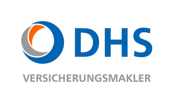 Logo der DHS Versicherungsmakler. Links ein rundes Symbol mit geschwungenen Formen in Blau, Grau und Orange. Rechts daneben der Schriftzug „DHS“ in blauer Großschrift. Darunter steht „VERSICHERUNGSMAKLER“ in grauer Versalschrift.