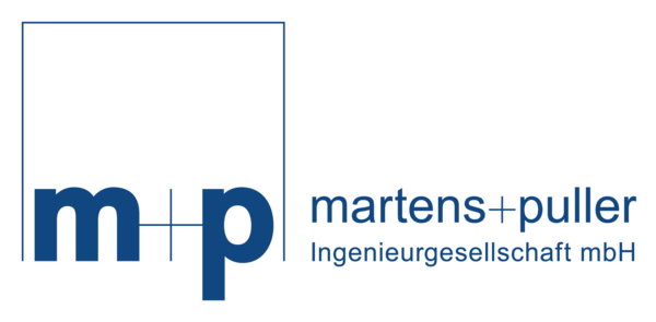 Das Bild zeigt das Logo von martens+puller Ingenieurgesellschaft mbH. Das "m+p" ist umrandet mit einem dünnen blauen Quadrat, wobei die untere Linie durch das "m+p" ersetzt wurde. Rechts steht ebenfalls in blau gehalten der Firmanname martens+puller, darunter Ingenieurgesellschaft mbH.