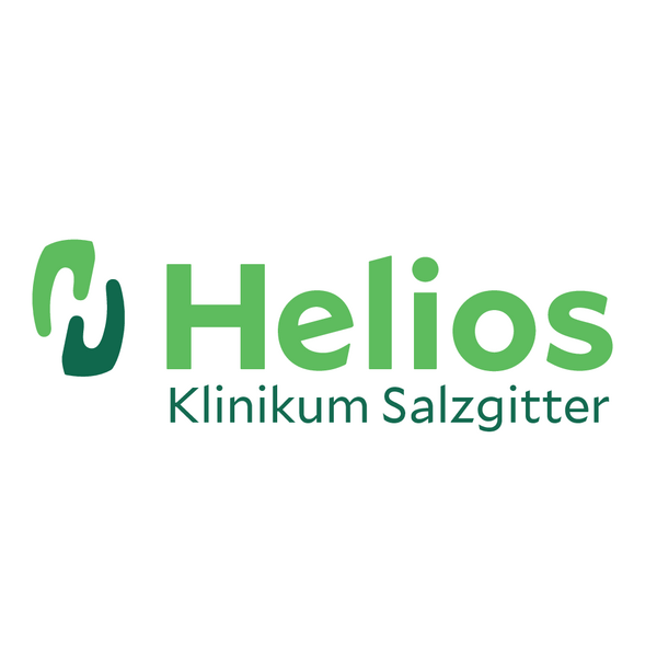 Das Bild zeigt das Logo des Helios Klinikums Salzgitter. Dabei ist das Wort "Helios" groß und in hellgrün gehalten. Darunter steht in dunklerem grün "Klinikum Salzgitter". Davor sind zwei "C-"ähnliche Designelemente, wovon ein "C" in dunklem grün auf dem Rücken liegt und ein zweites "C" in hellem grün gespiegelt wird.