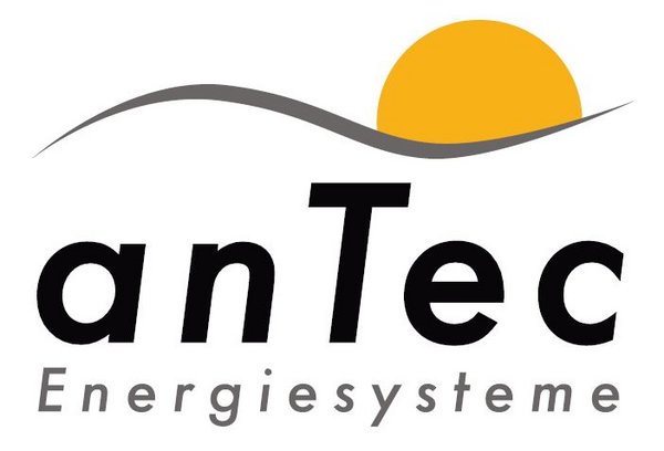 Logo von anTec Energiesysteme. Der Firmenname „anTec“ ist in schwarzer Schrift dargestellt, wobei das „T“ markant hervorgehoben ist. Darüber verläuft eine graue Wellenlinie mit einer aufgehenden gelben Sonne auf der rechten Seite. Darunter steht „Energiesysteme“ in grauer, kursiver Schrift.