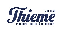 Das Bild zeigt das Logo von Thieme, in einem großen blauen kursiven Schriftzug. Unterhalb des Schriftzugs Thieme steht "Industrie- und Gebäudetechnik", oberhalb des Schriftzugs "Seit 1898".