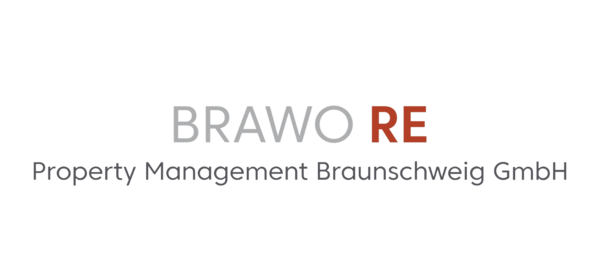 Logo der BraWo RE Property Management Braunschweig GmbH. Oben steht „BRAWO“ in grauer Schrift und „RE“ in roter Schrift. Darunter der Schriftzug „Property Management Braunschweig GmbH“ in dunkler Graufarbe auf weißem Hintergrund.