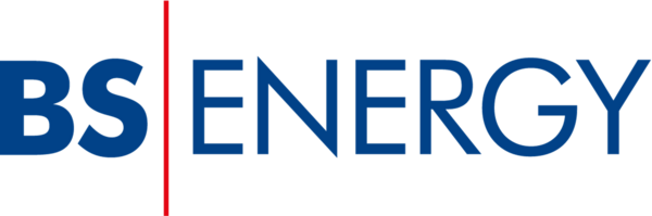 Logo von BS Energy mit blauen Buchstaben und einem roten senkrechten Strich auf schwarzem Hintergrund.